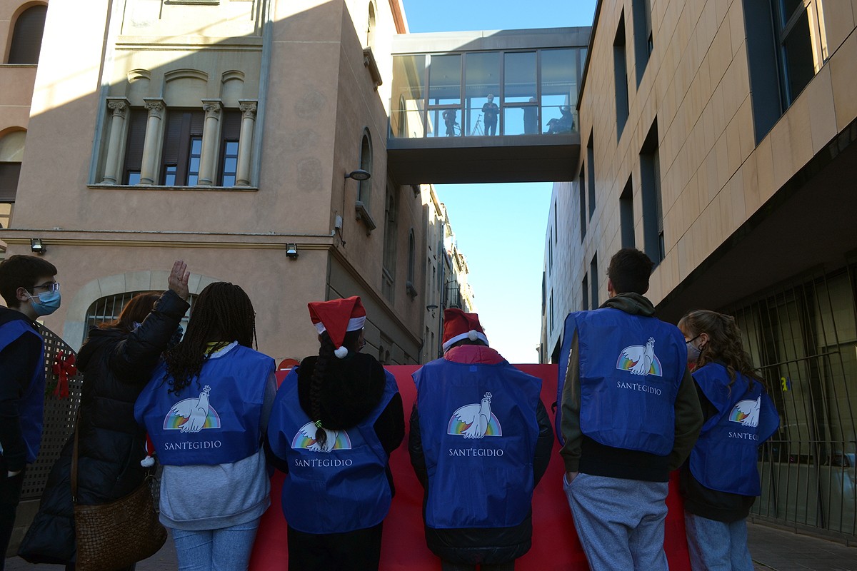Joves voluntaris de Sant'Egidio saluden ancians de la residència de Sant Andreu el Nadal de 2020