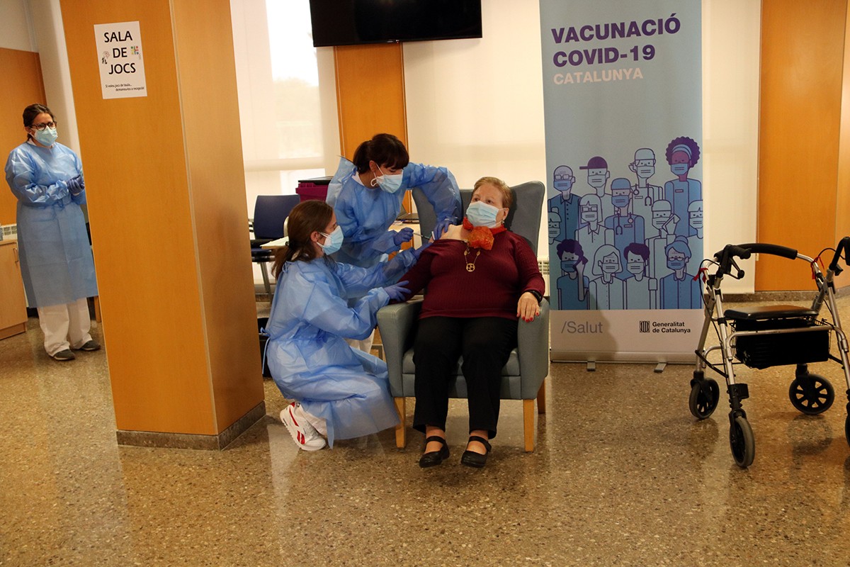 Teresa Soria, la primera persona vacunada a la regió sanitària del Camp de Tarragona, en el moment en què les infermeres li administraven el vaccí a la residència de la Mercè.