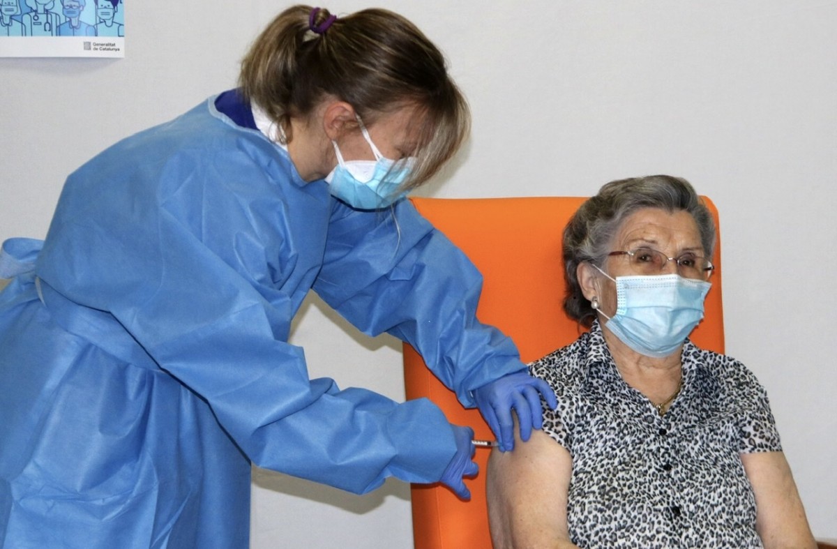 Leocadia Peña rep la primera dosi de la vacuna, el 27 de desembre.