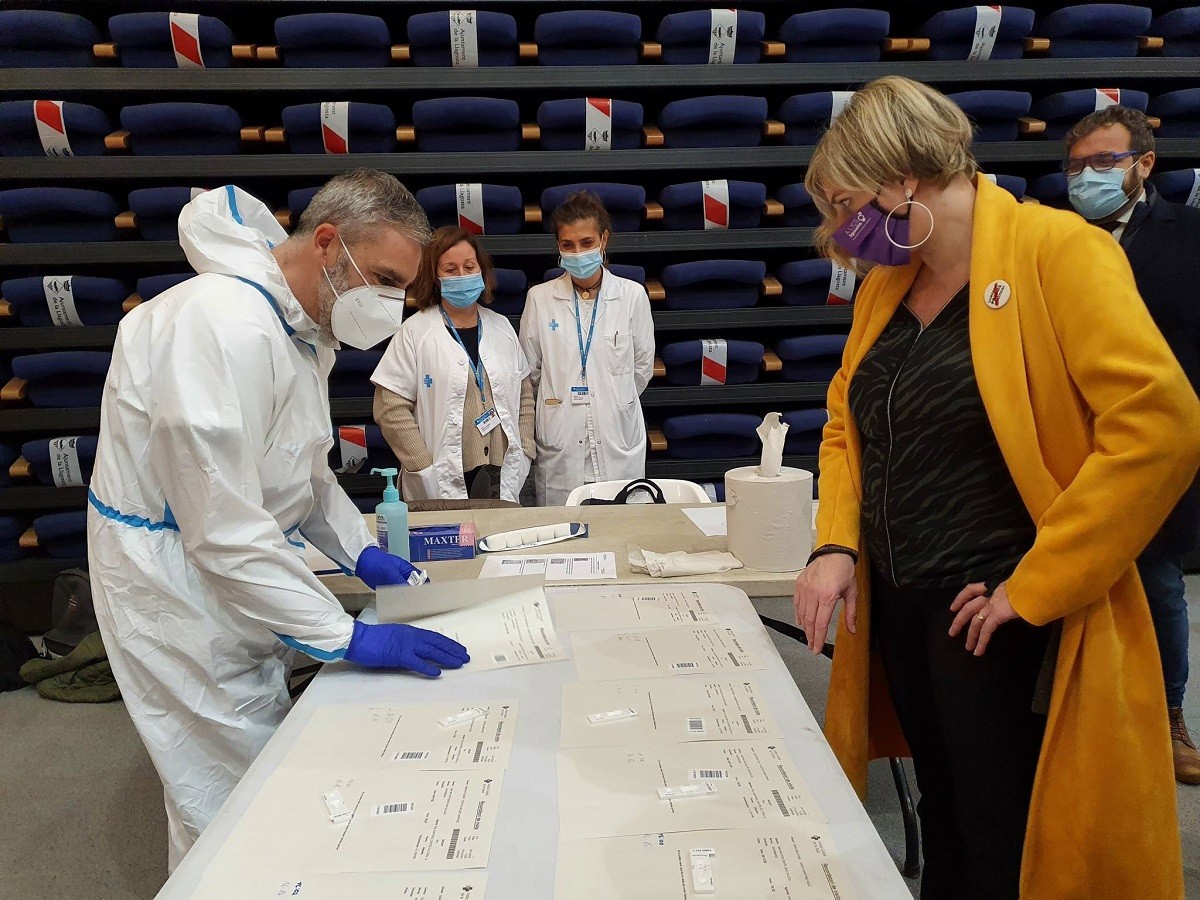 La consellera Alba Vergés, en una visita a un punt de proves per frenar l'expansió del virus