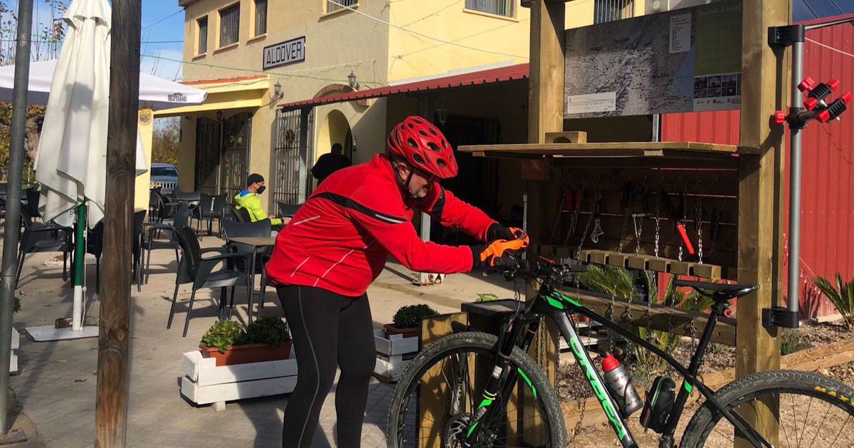 Punt d'autoreparació de bicicletes a l'estació de la Via Verda a Aldover