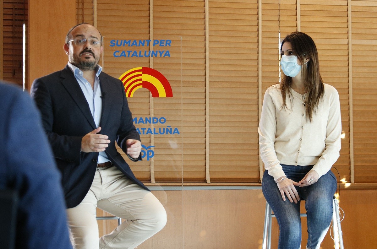 Alejandro Fernández donant la benvinguda al PP a Lorena Roldán.