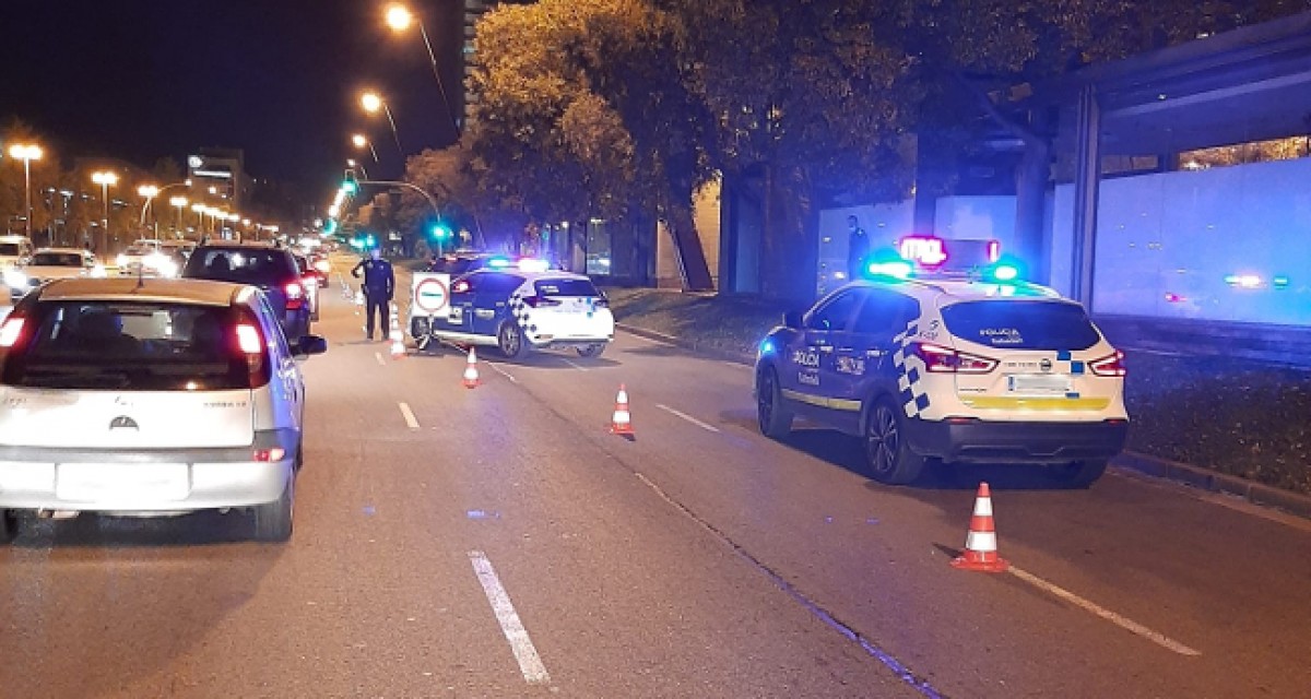 Un control policial nocturn a Sabadell 