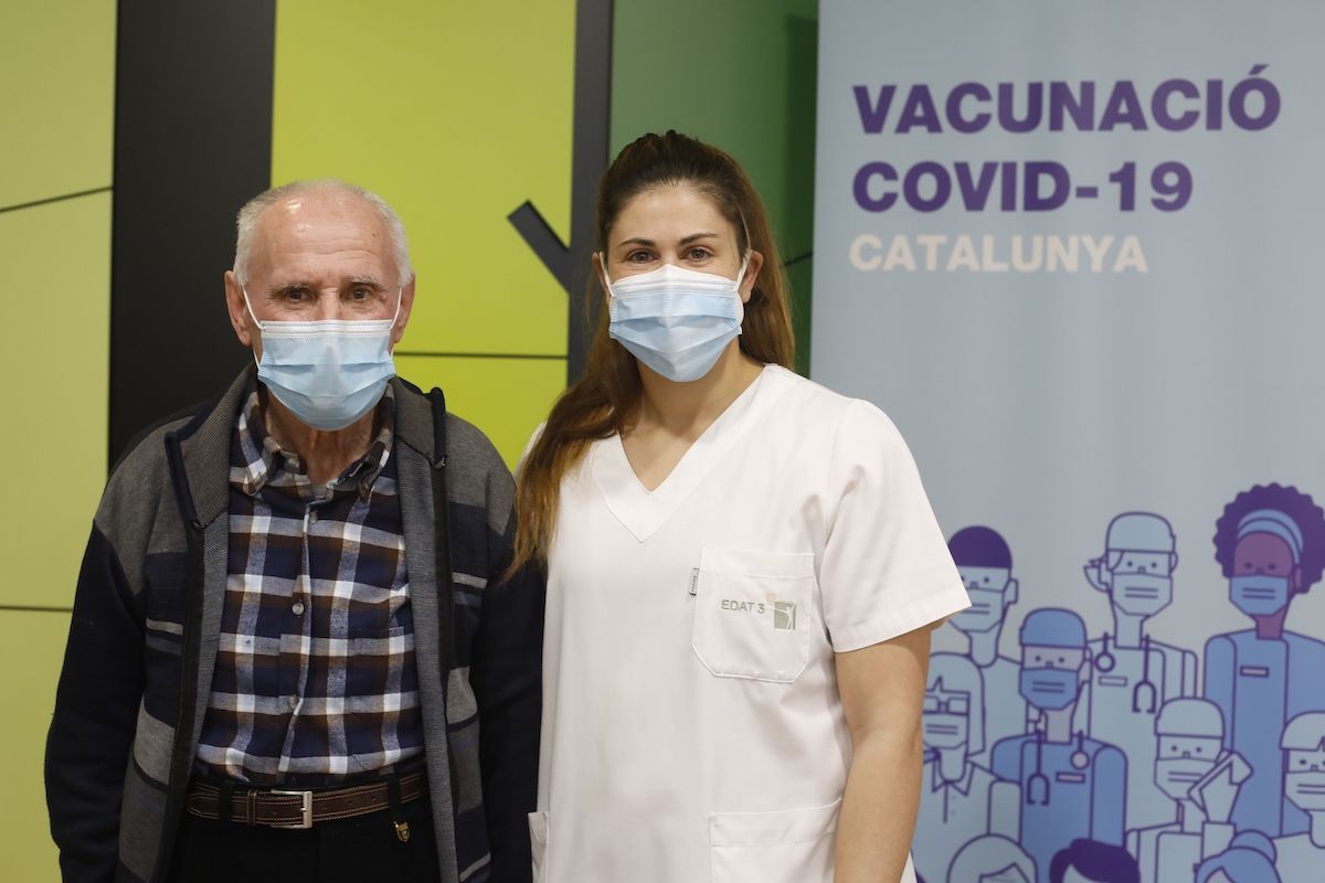 Josep Estudis i Astrig Garcia després de rebre els primers vaccins a la Garrotxa.