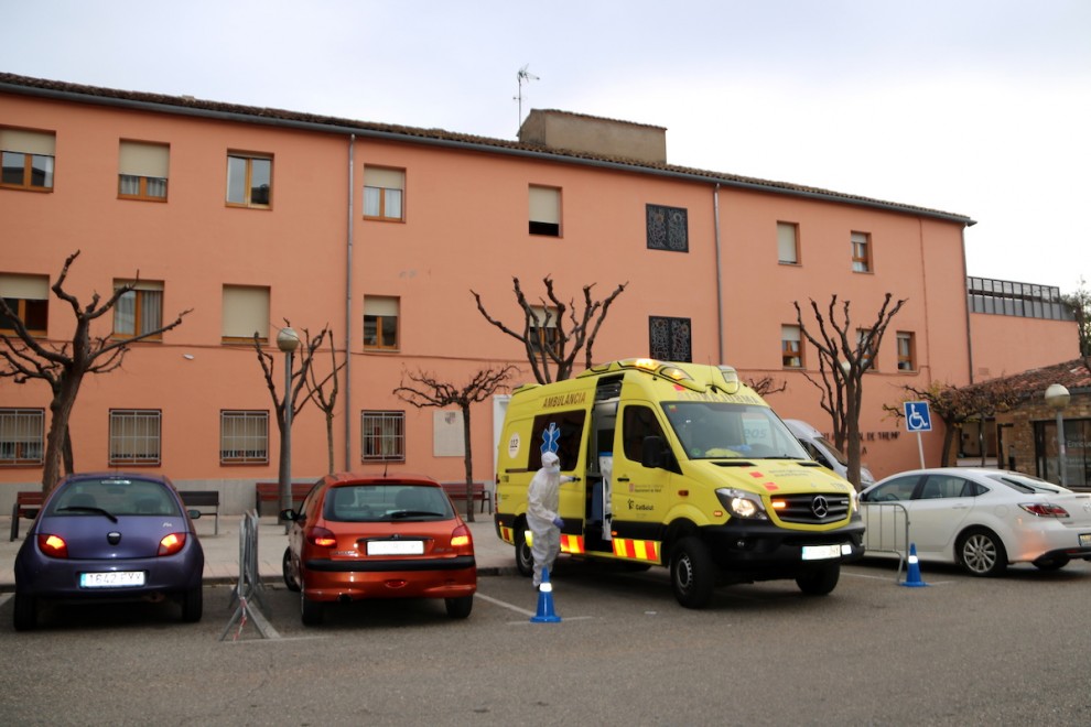 Una ambulància davant la residència Fundació Fiella de Tremp en ple brot