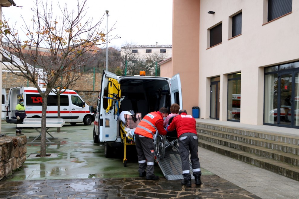 Una ambulància traslladant una pacient de llarga estada a l’alberg de Tremp