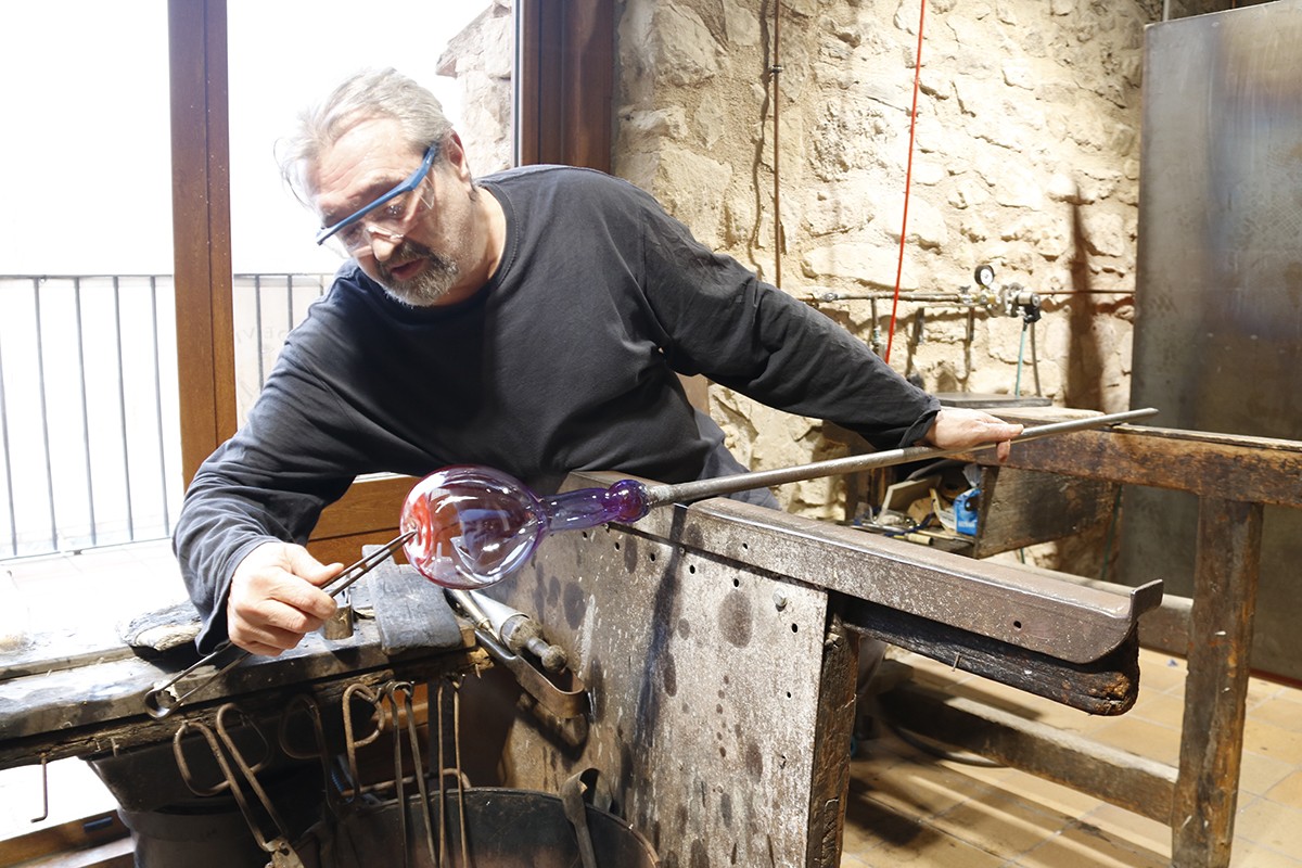 El mestre vidrier del Museu i Forn del Vidre de Vimbodí i Poblet, Paco Ramos, elaborant artesanalment un porró al taller del museu, a les portes de la seva jubilació.
