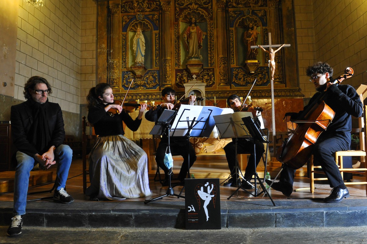 El Quartet Atenea i el poeta Txema Martínez actuant aquest dilluns a Esterri d’Àneu