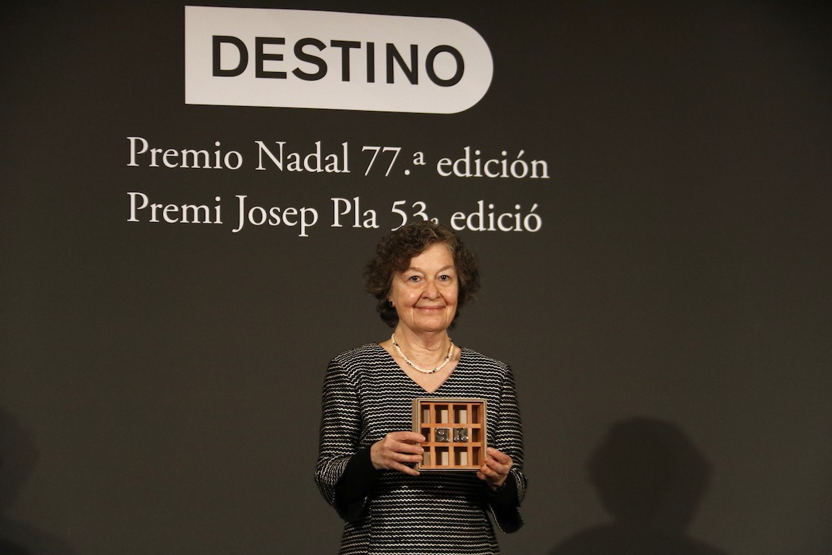 La guanyadora del Premi Josep Pla, Maria Barbal, mostrant el guardó