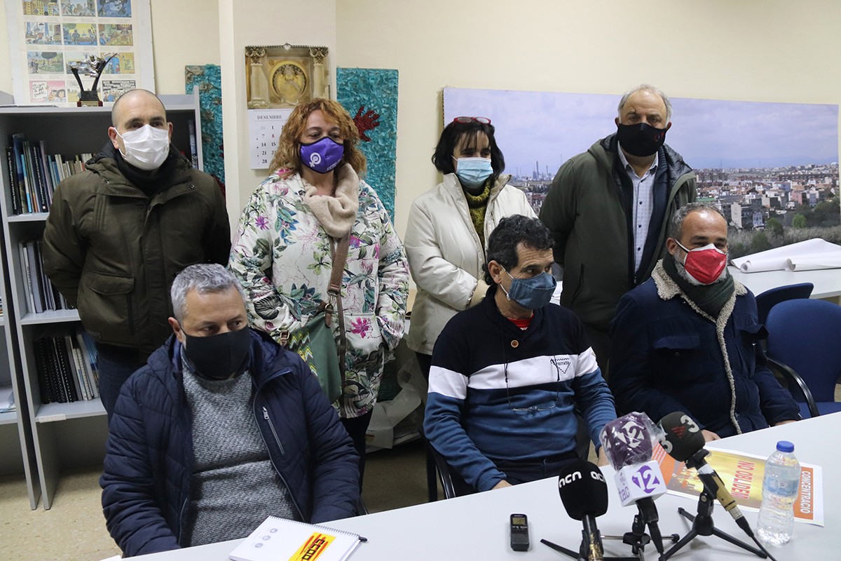 Representants veïnals i sindicals, en la roda de premsa de presentació de la concentració del proper 14 de gener per demanar més seguretat a la petroquímica.