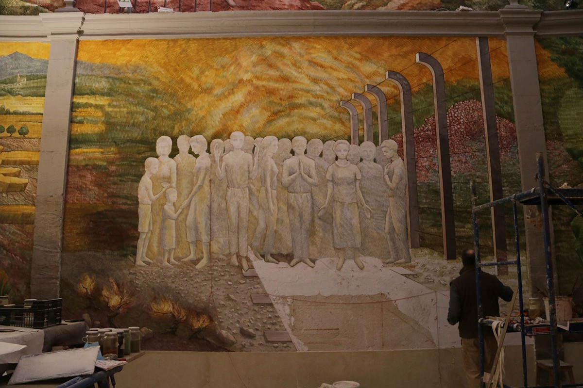 L'artista Josep Minguell enllestint una de les pintures murals al fresc pintades a l’església parroquial de Santa Coloma de Queralt (Conca de Barberà).