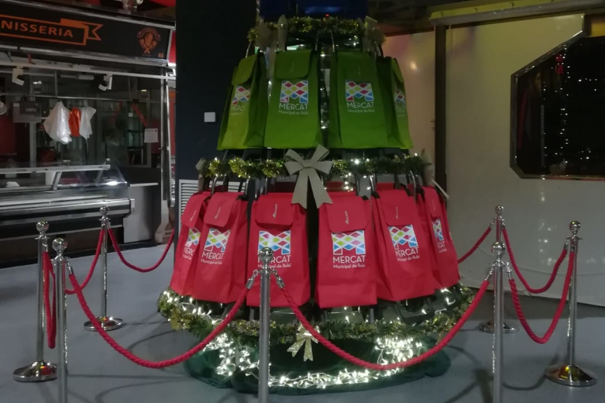 Durant les festes han format un arbre de Nadal a l'equipament