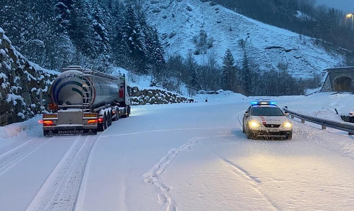 Un camió i un cotxe de Mossos en plena nevada
