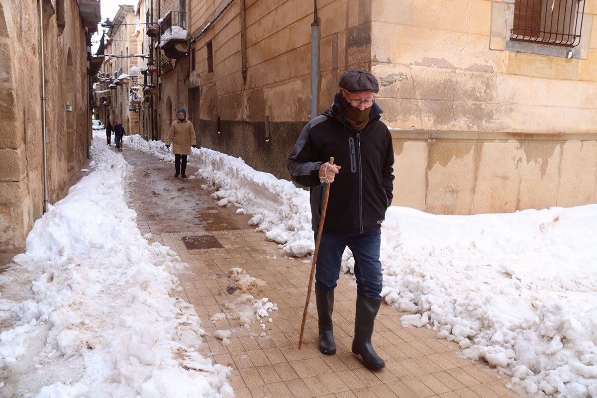 Un home passeja per Arnes, que ha acumulat més de 50 centímetres de neu el 10 de gener