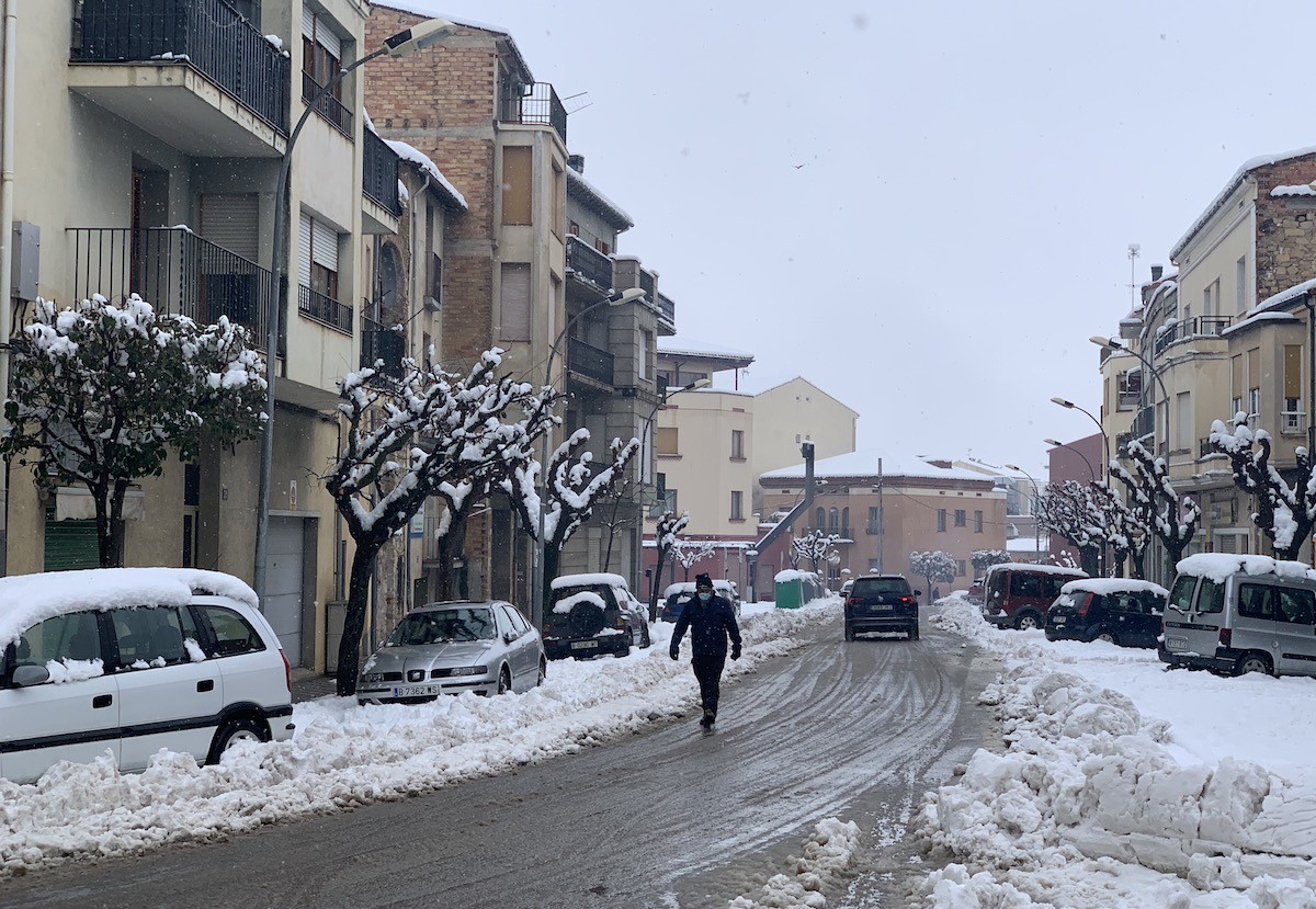 Un home passeja per un carrer de Tremp ple de neu aquest diumenge