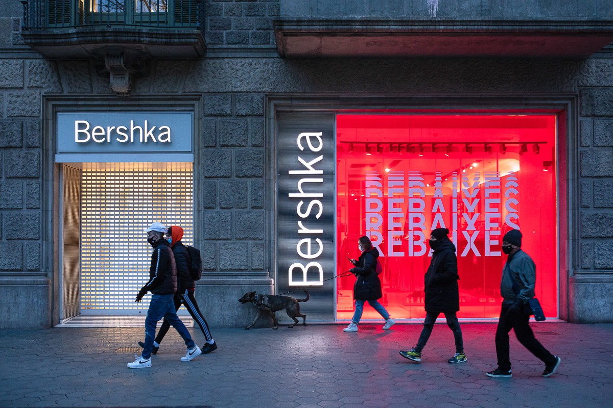 Una botiga d'una gran cadena tancada al centre de Barcelona
