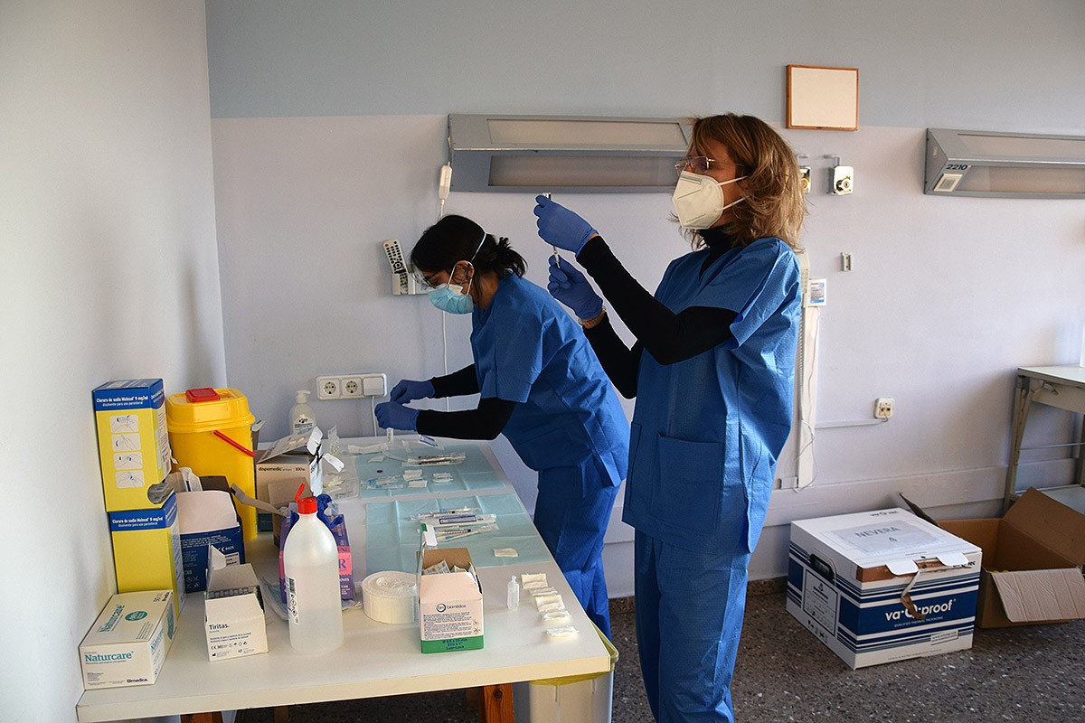 Personal sanitari preparant dosis de vacunes en un centre hospitalari català