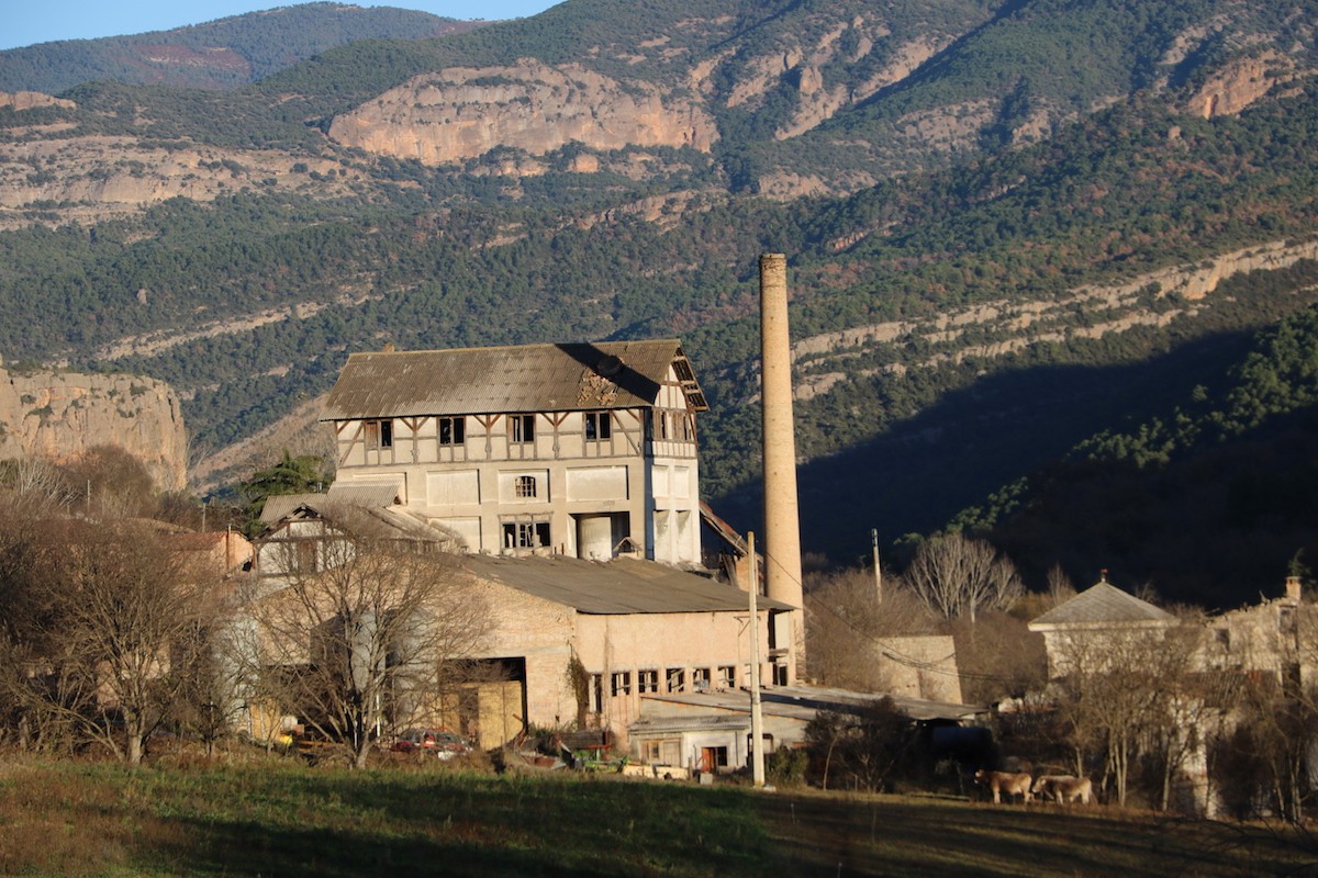 La cimentera està situada als peus de la carretera C-13, entre la Pobla de Segur i Collegats