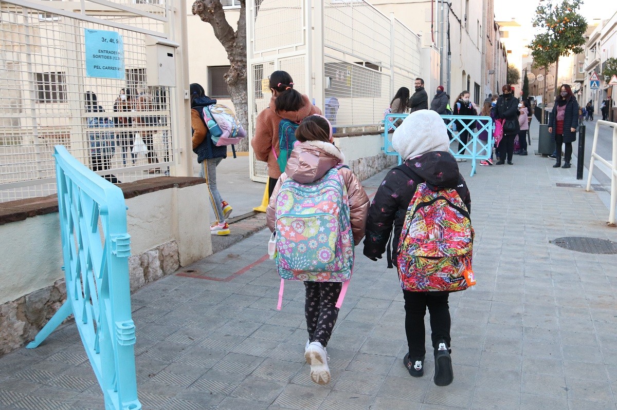 Uns infants entren a l'escola.