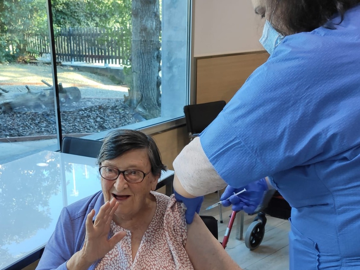 Una resident de la  Torre Magret de Llinars del Vallès rep la vacuna contra la Covid-19