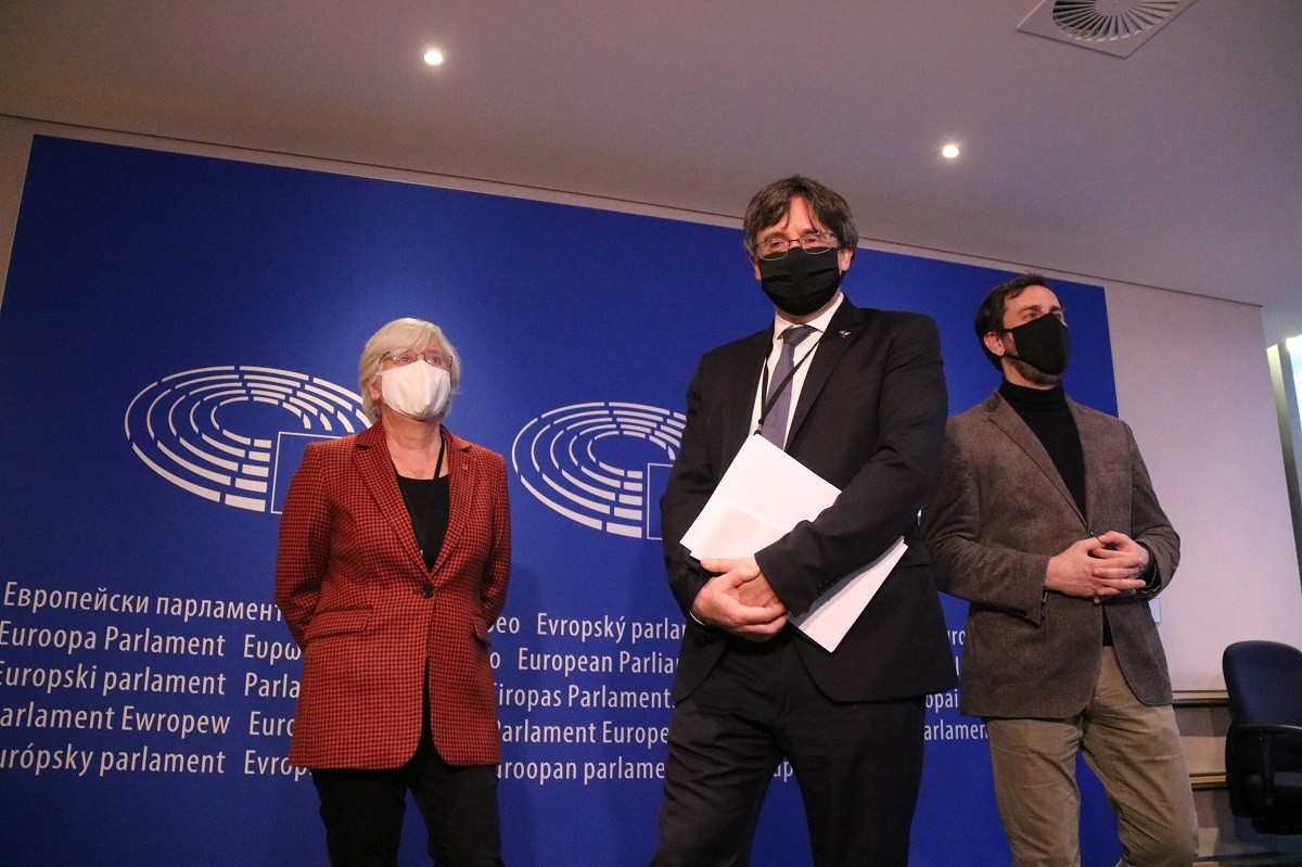 Carles Puigdemont, Toni Comín i Clara Ponsatí, abans de la vista pel suplicatori