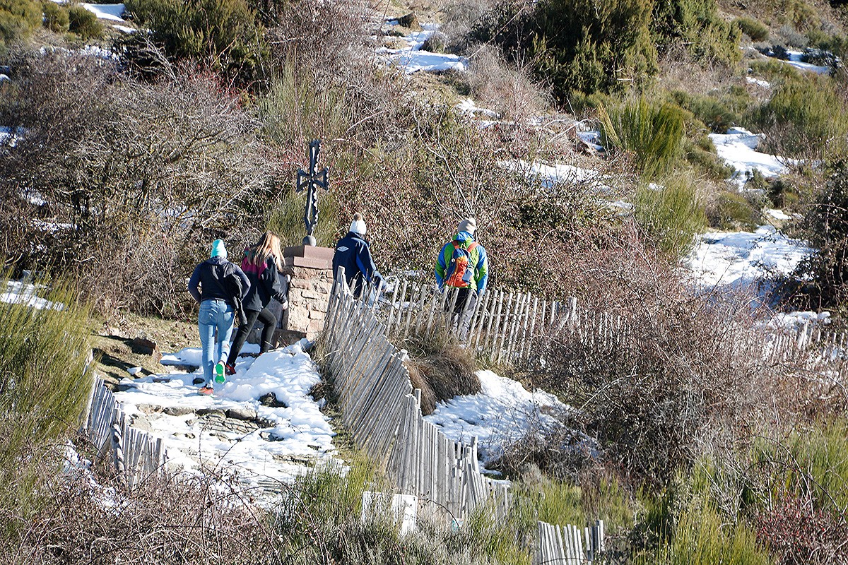 Un grup de senderistes caminant per la muntanya, direcció Matagalls
