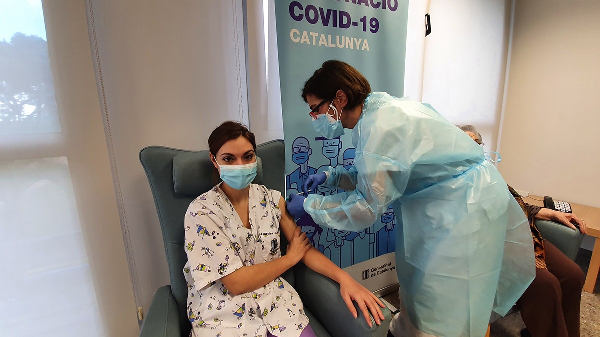 Una auxiliar d'infermeria de la residència Mare de Déu de la Mercè de Tarragona, Lourdes Julià, ha estat la primera sanitària en rebre la segona dosi de la vacuna contra la Covid-19.