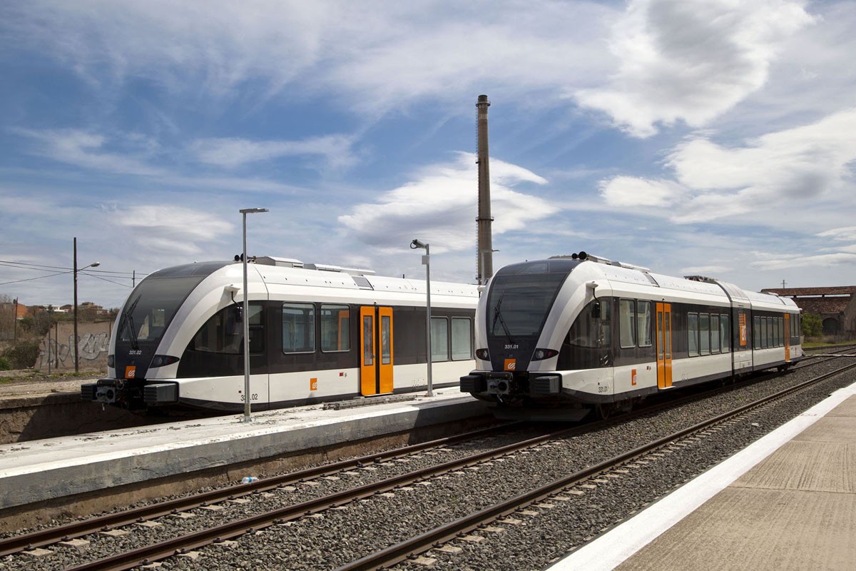 Dos trens de FGC aturats a l'estació de trens de Balaguer, en una imatge d'arxiu