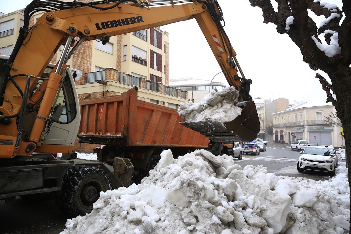 Una màquina retirant la neu d’un carrer de la ciutat de Tremp