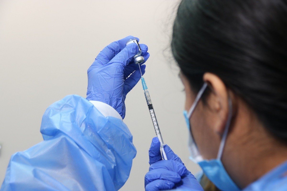 Personal sanitari prepara les primeres vacunes contra la Covid-19