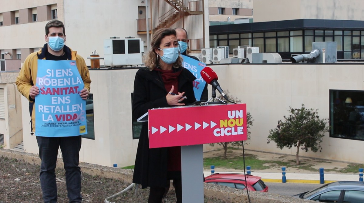 Laia Estrada,  cap de llista de la CUP per Tarragona i Terres de l'Ebre enfront de l'Hospital Verge de la Cinta de Tortosa