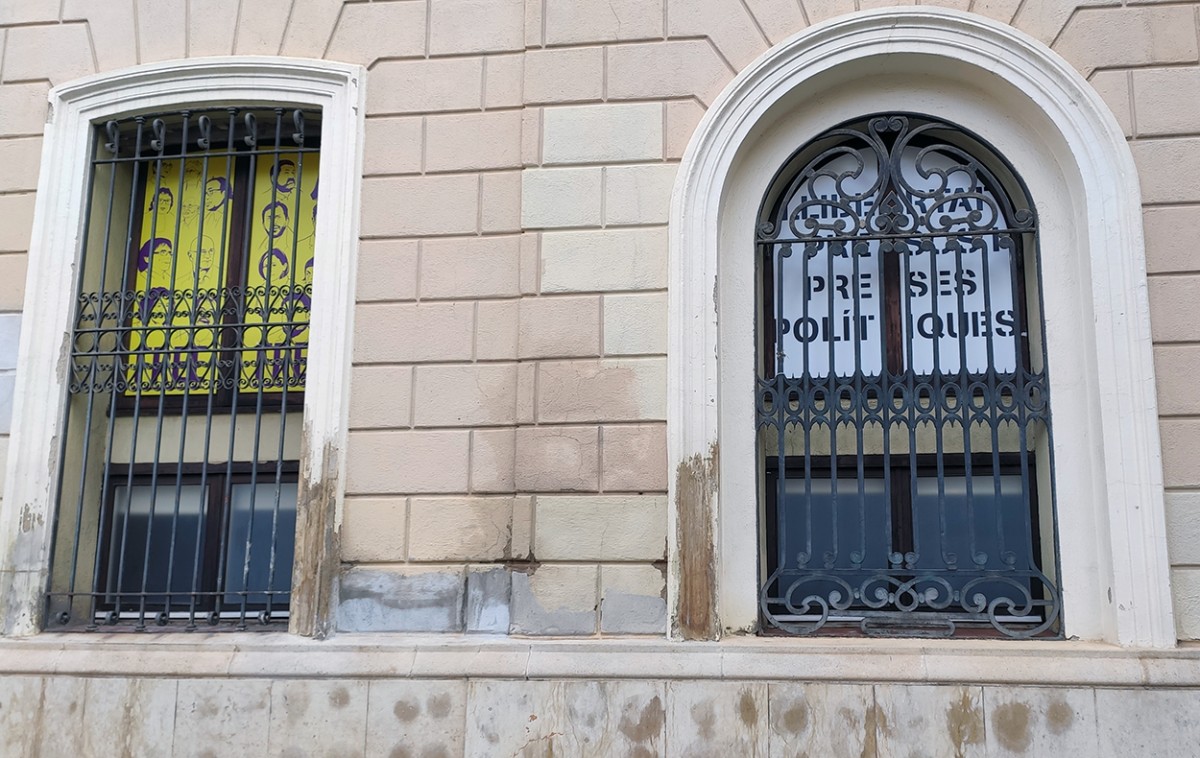 El record per als presos polítics a les finestres del grup municipal d'ERC 