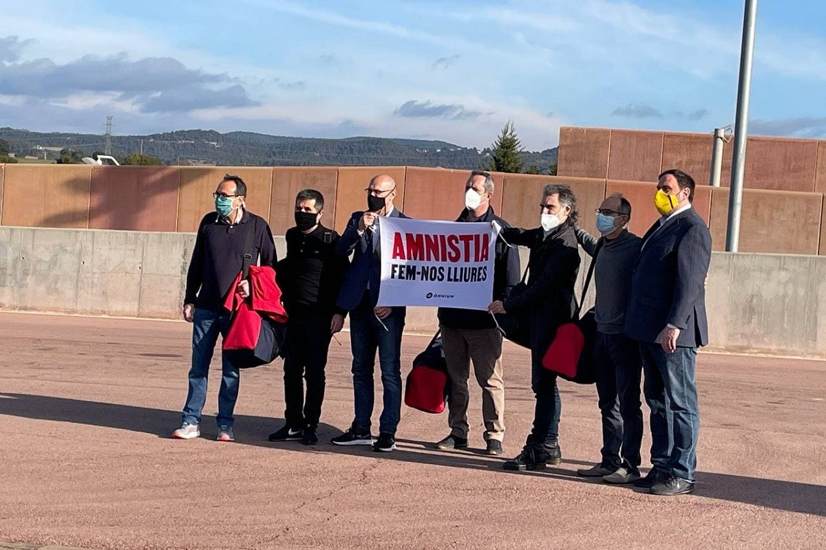 Els presos a la sortida de Lledoners sostenint la pancarta a favor de l'amnistia.