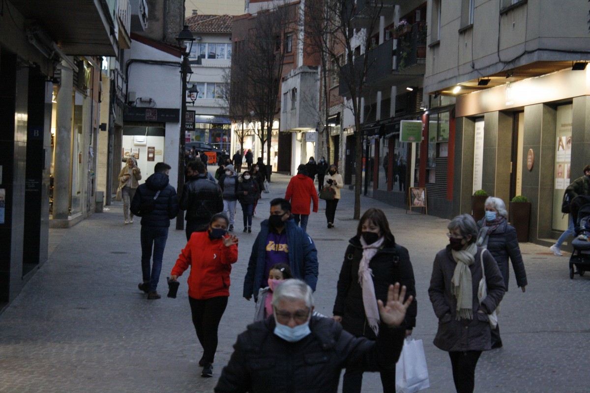Gent amb mascareta passejant pel centre de Sant Cugat. 