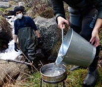Vés a: Voluntaris de l'Alt Urgell aprofiten la sequera per netejar de plàstics el fons del pantà d'Oliana