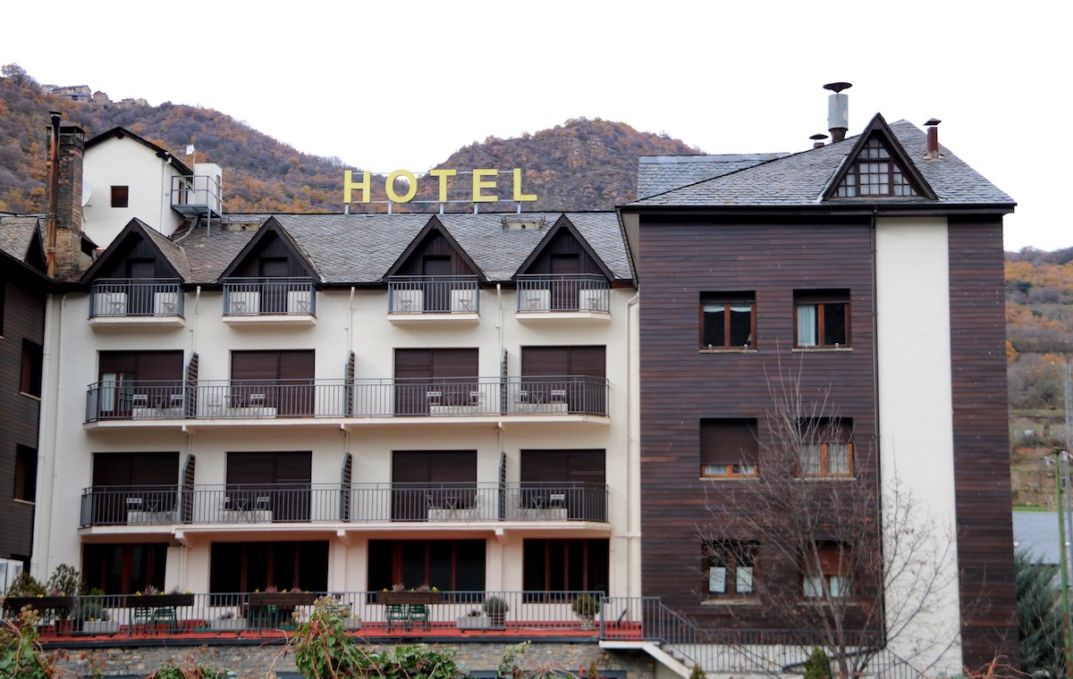 Façana d’un hotel de Sort, al Pallars Sobirà