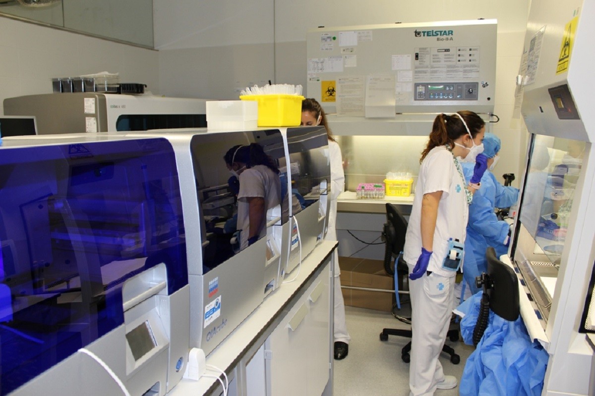 Laboratori d’un hospital català on s'analitzen les proves PCR