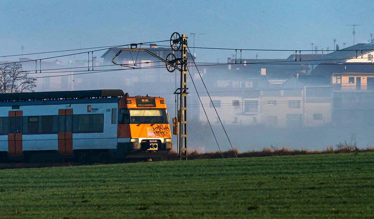 Un tren de l'R3 passant per Vic en una imatge d'arxiu.