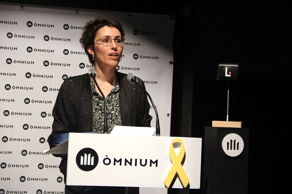 Eva Baltasar, durant l'acte de lliurament del premi Òmnium a la millor novel·la de l'any 2020