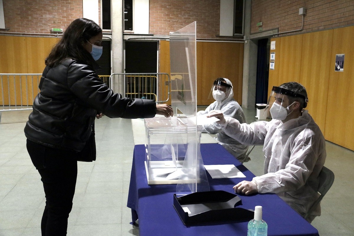 Una dona votant durant el simulacre previ al 14-F
