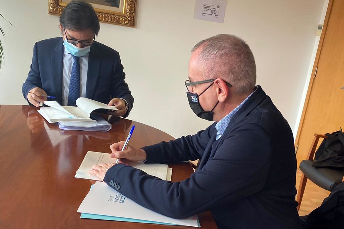 Antonio Colchero i Manel Valls signant l'operació
