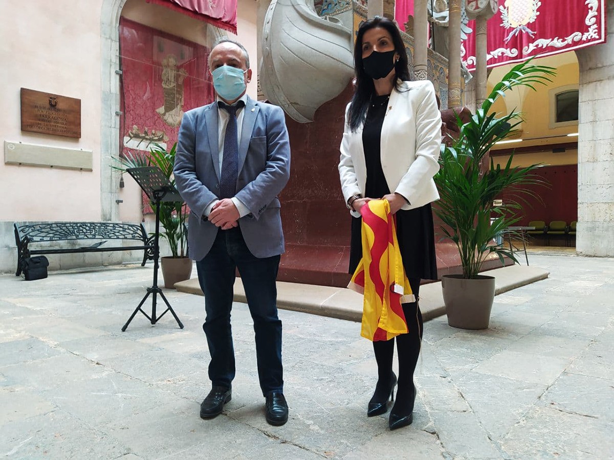 José Luis Calderón i Sonia Orts, al pati de Jaume I de l'Ajuntament de Tarragona, després de marxar de Ciutadans.