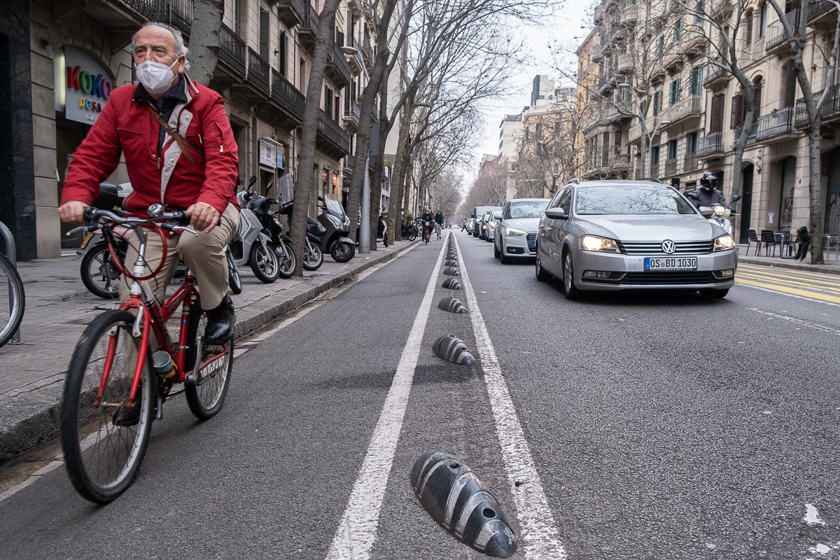 Un home amb bicicleta al centre de Barcelona