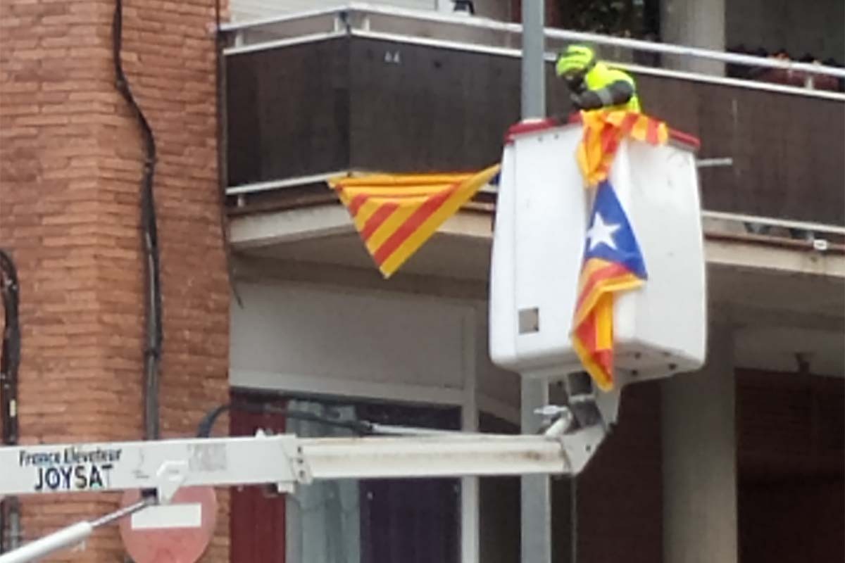 Un operari de l'Ajuntament de Sant Joan retirant les estelades la setmana passada