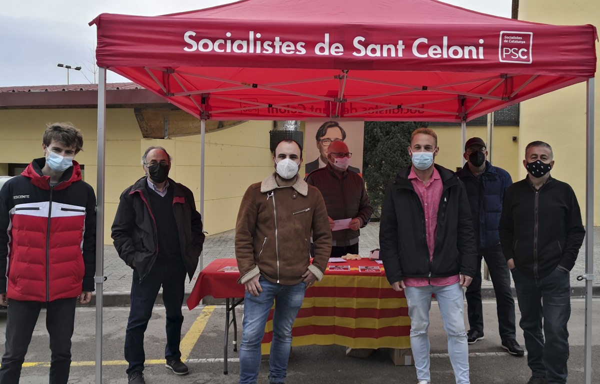 Arnau Ramírez, segon per la dreta, fent campanya del PSC a Sant Celoni