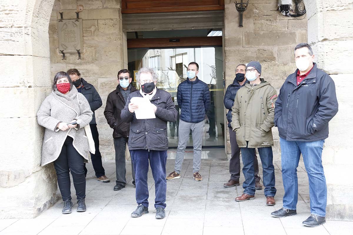 L'alcalde de Montblanc, Josep Andreu, junt amb altres alcaldes de la Conca de Barberà, llegint un comunicat on es posicionen en contra de l'allau de projectes d'energies renovables, a Santa Coloma de Queralt.