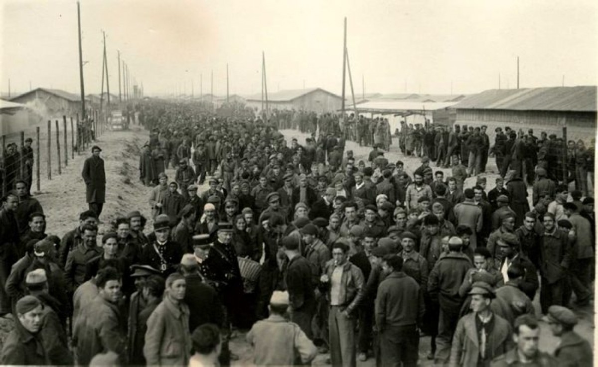 Refugiats inundant el camp del Barcarès.
