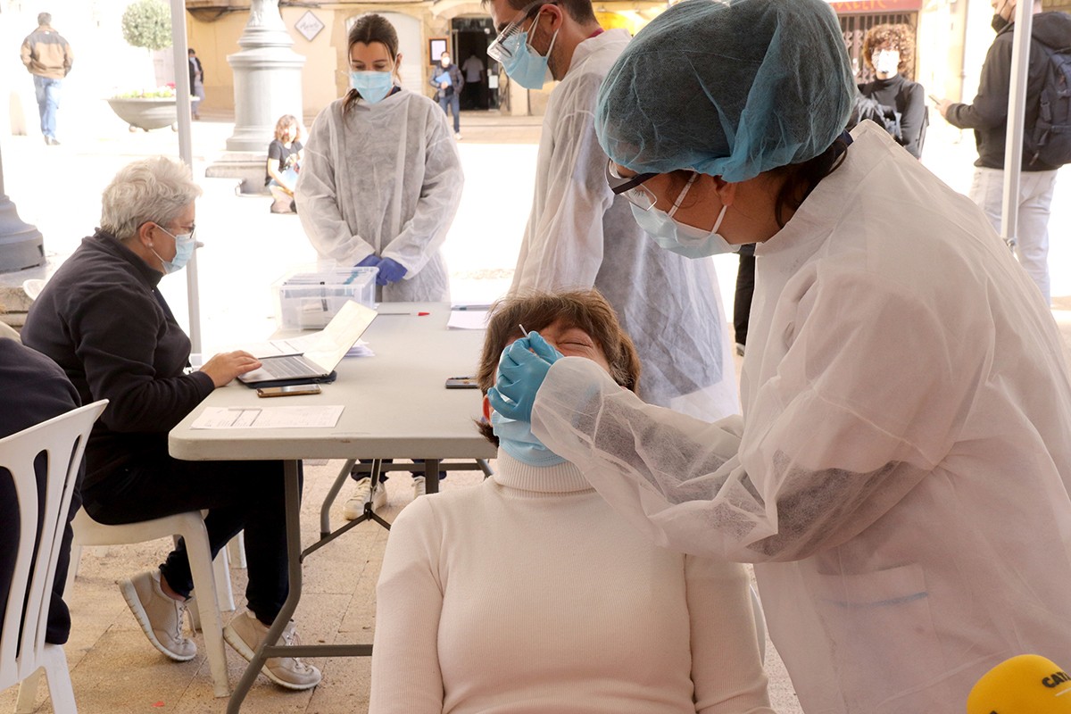 Una dona fent-se un test d'antígens a Tarragona