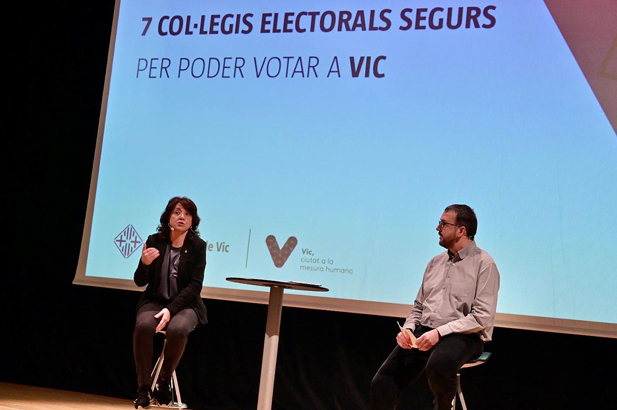 Anna Erra i Albert Castells a l'Atlàntida que serà un col·legi electoral aquest diumenge