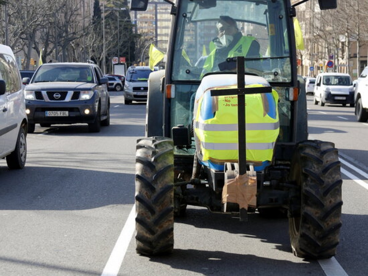 Un tractor amb una creu durant durant la marxa per exigir ajuts directes pels pagesos afectats per les nevades